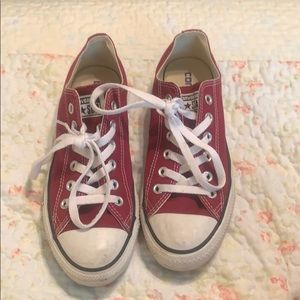 Maroon low top converse